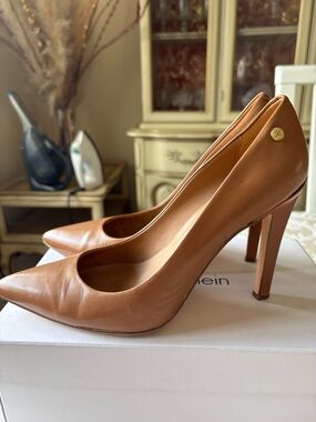 Calvin Klein//Caramel Leather//Pump//7.5